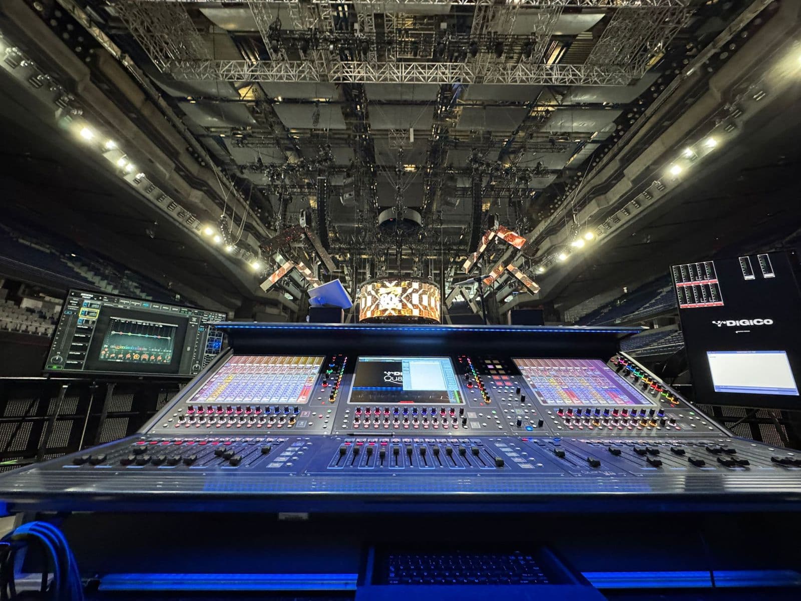 Mesa de mezclas DiGiCo Quantum 338 instalada en el Movistar Arena durante la gira "Discoteca de los 80", operada por Fluge Audiovisuales como parte del sistema de sonido inmersivo junto a Meyer Sound.