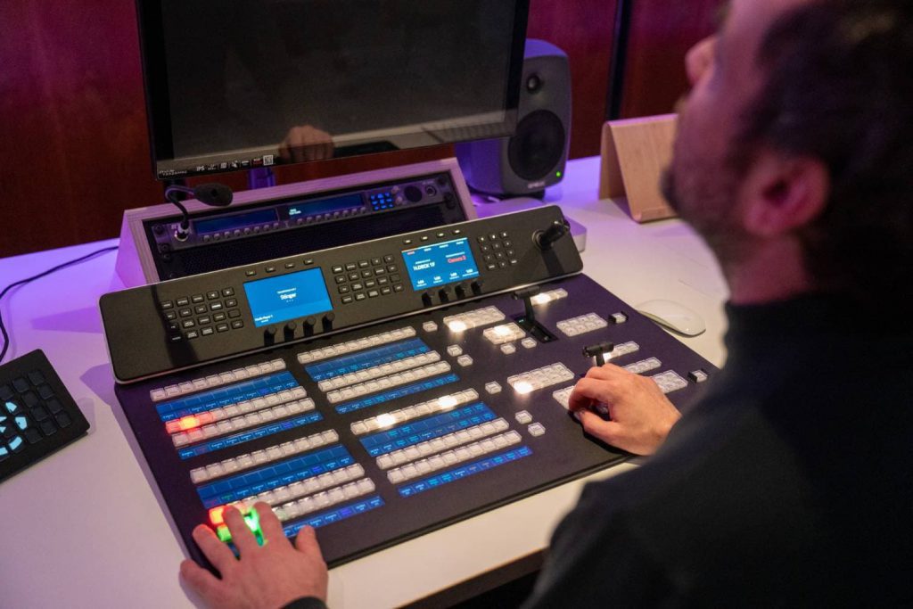 Técnico operando el mezclador ATEM 4 M/E Constellation HD durante la producción en directo de la ePro League, parte del sistema audiovisual profesional de LeGrow.Studio.
