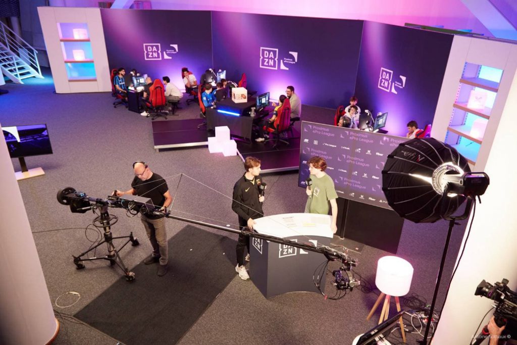 Vista general del set de la ePro League producido por LeGrow.Studio, con jugadores en competición y presentadores en directo, bajo iluminación profesional y cámaras 4K.