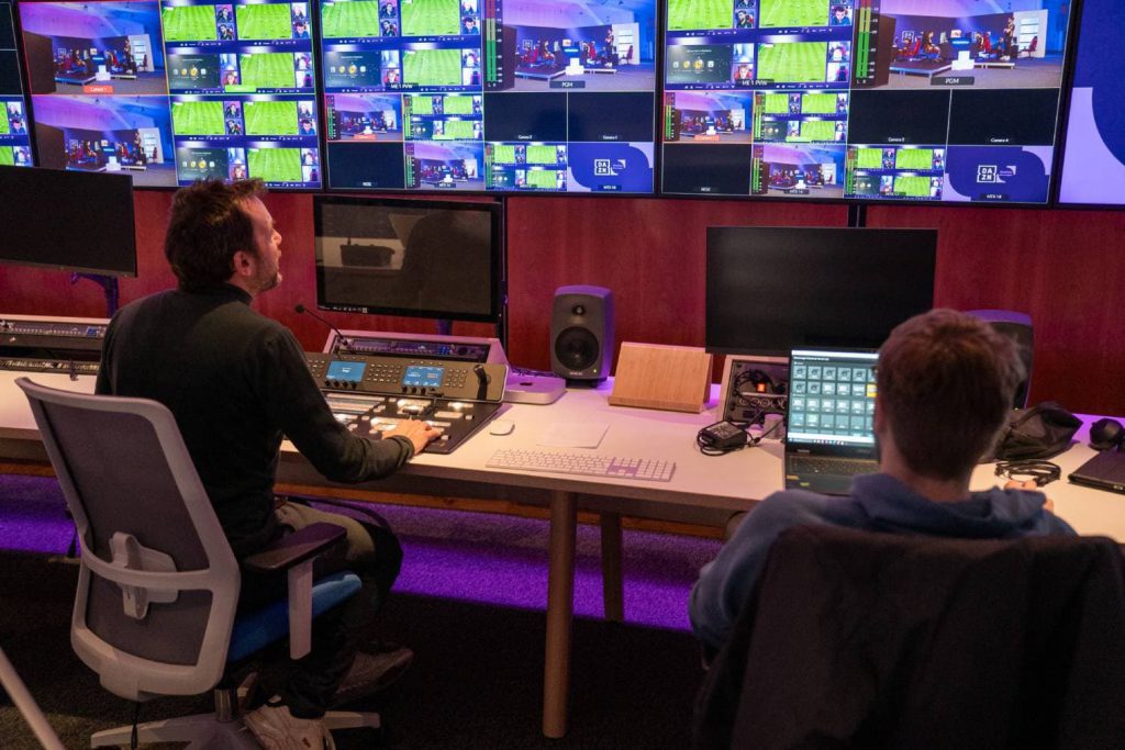 Centro de control audiovisual de LeGrow.Studio con múltiples monitores de señal y el mezclador ATEM 4 M/E Constellation HD gestionando la producción del torneo EA Sports FC 2025.