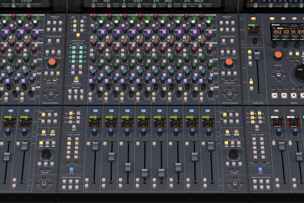 Detalle de la sección de canales de la consola Solid State Logic Oracle, con faders motorizados, codificadores iluminados y controles de ecualización.