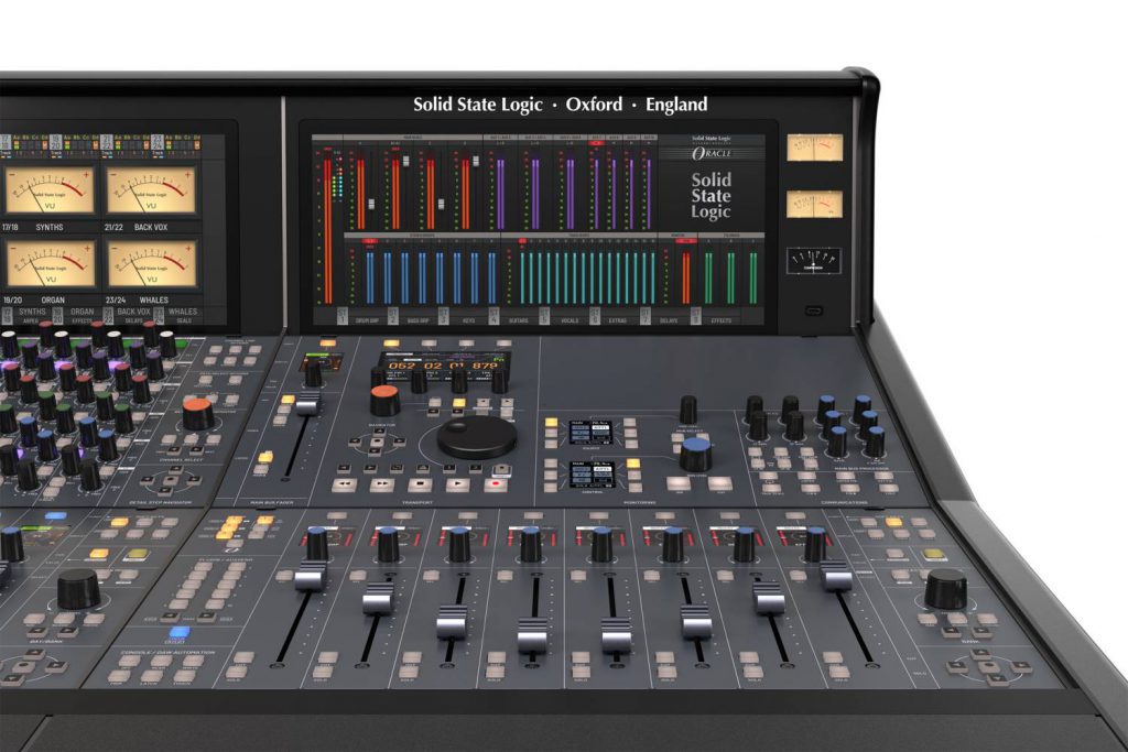 Vista de la sección central de la consola Solid State Logic Oracle, con medidores VU analógicos y pantallas digitales de nivel, diseñada para integración DAW y mezcla profesional.