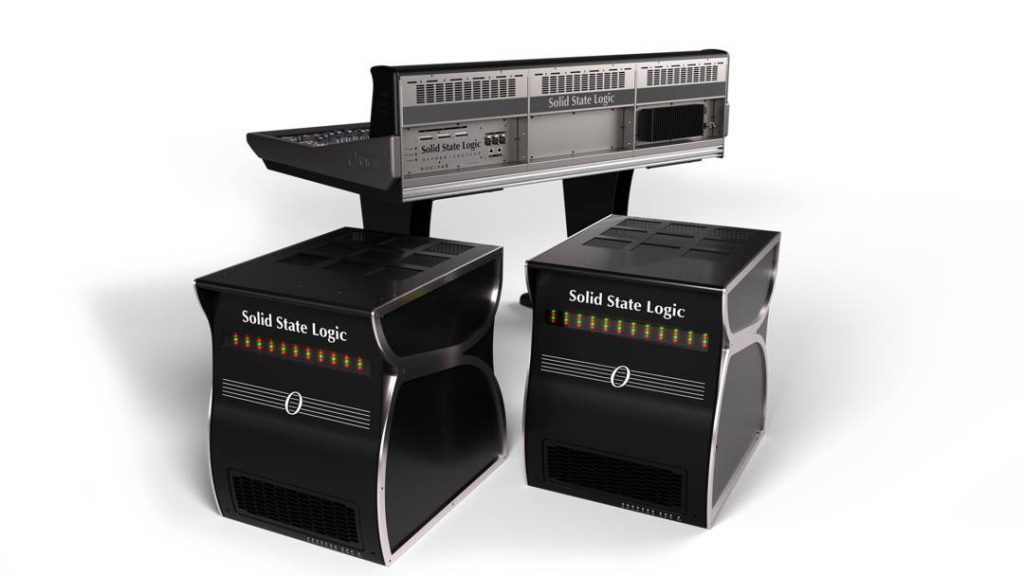Vista trasera de la consola Solid State Logic Oracle junto a sus racks remotos de expansión, diseñados para mantener el flujo analógico con bajo ruido y máxima modularidad.