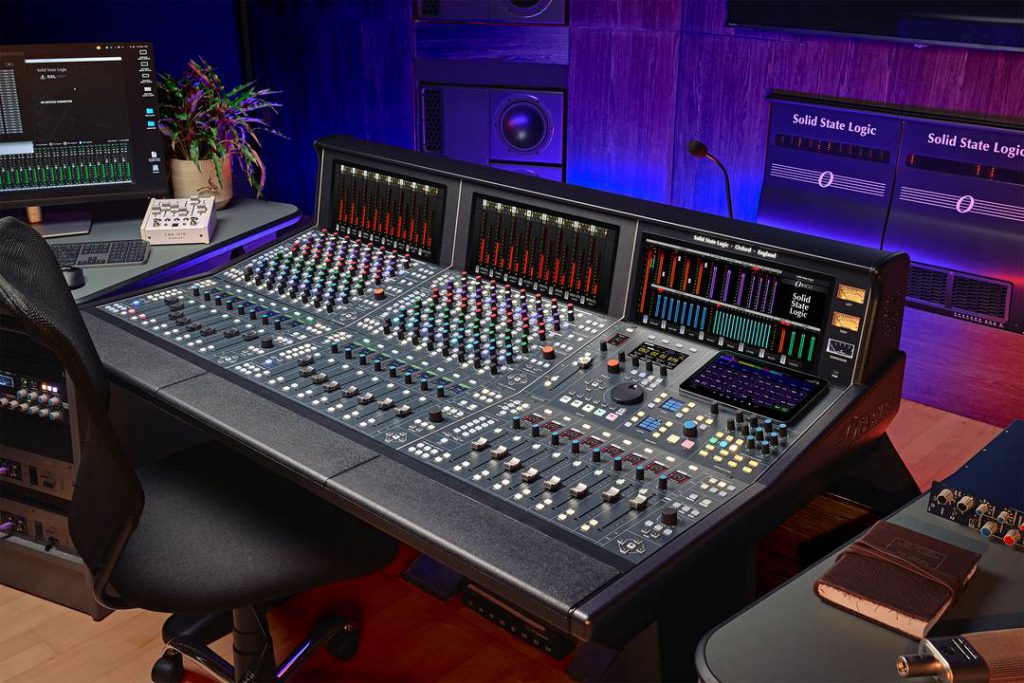 Oracle - Studio shot, right angle