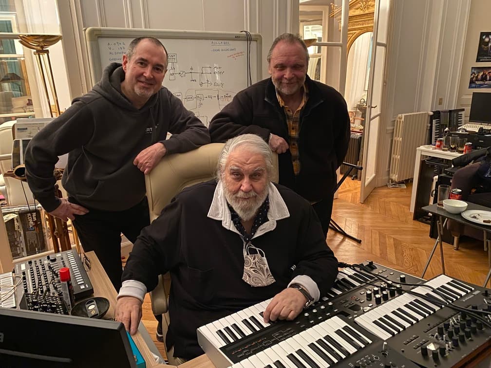 Philippe Brodu junto a músicos y sintetizadores analógicos Arturia durante una sesión de diseño sonoro.