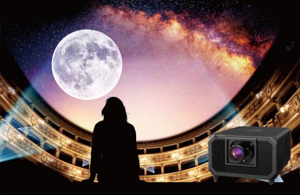 Simulación de proyección inmersiva con el proyector Panasonic PT-RQ45K en un teatro, mostrando una escena nocturna con la luna llena y la Vía Láctea
