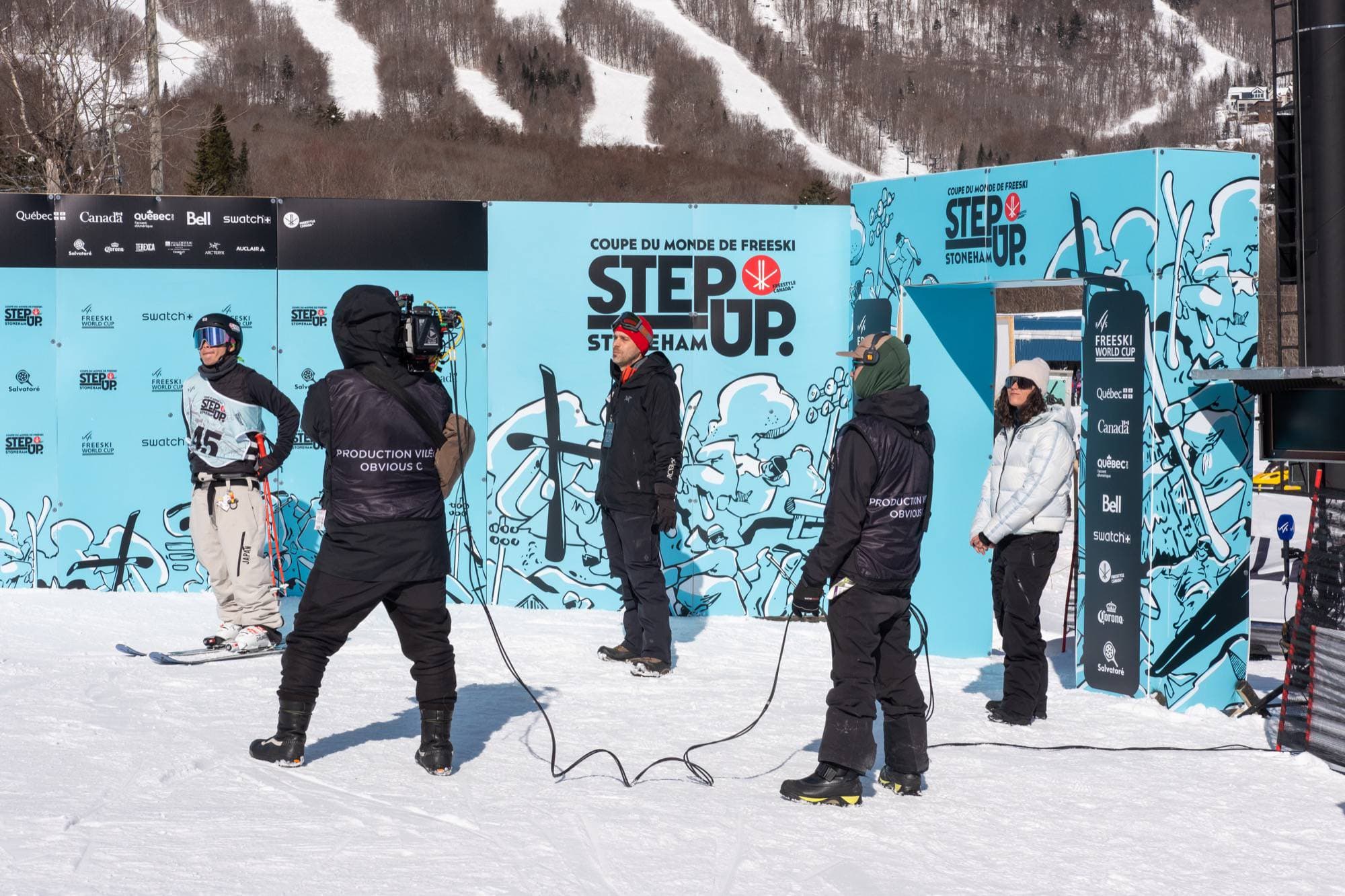 Equipo de producción de Obvious C con cámaras cinematográficas de Blackmagic Design grabando entrevistas en la zona mixta del evento Step Up en la Copa Mundial de Freeski en Stoneham