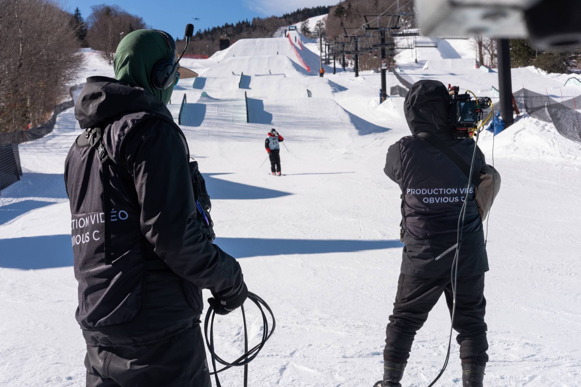 Equipo técnico de Obvious C operando cámaras cinematográficas de Blackmagic Design durante la transmisión en directo de una prueba de esquí freestyle en la Copa Mundial de Freeski en Stoneham