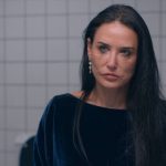Escena de la película galardonada “La sustancia” con etalonaje realizado en DaVinci Resolve Studio por Lux Studios, destacando la intensidad emocional de la protagonista en un entorno cromático controlado.