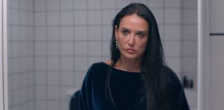 Escena de la película galardonada “La sustancia” con etalonaje realizado en DaVinci Resolve Studio por Lux Studios, destacando la intensidad emocional de la protagonista en un entorno cromático controlado.