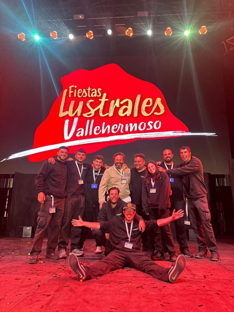 Equipo técnico de Eventalia en el escenario de las Fiestas Lustrales de Vallehermoso, tras el despliegue de tecnología de sonido e iluminación profesional.