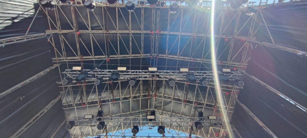 Montaje de iluminación escénica en estructura de techo para exteriores, con luminarias Martin y Prolights instaladas por Eventalia.