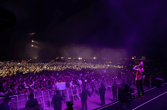 Ed Sheeran saluda al público durante su gira por India, con sonido profesional garantizado por la Serie SL de d&b en un entorno de alto rendimiento.