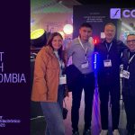 Equipo de Control Lumínico Electrónico junto a representantes de Cameo Light en su stand durante PROVENCO 2025 en Cartagena, Colombia, celebrando el lanzamiento oficial de la marca en el mercado colombiano.
