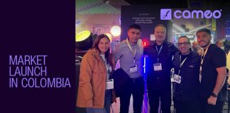Equipo de Control Lumínico Electrónico junto a representantes de Cameo Light en su stand durante PROVENCO 2025 en Cartagena, Colombia, celebrando el lanzamiento oficial de la marca en el mercado colombiano.