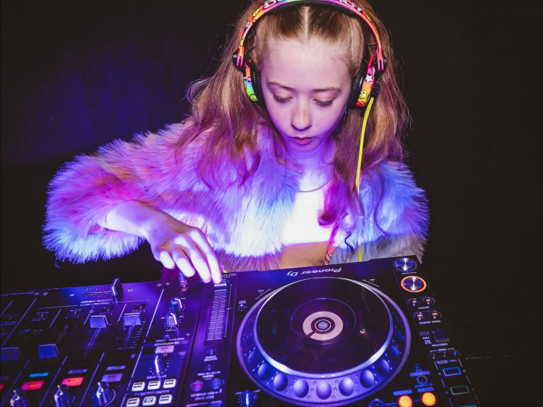 pioneer-dj-alphatheta-próxima generación jovenes- infantiles talentos-dj-raver-tots