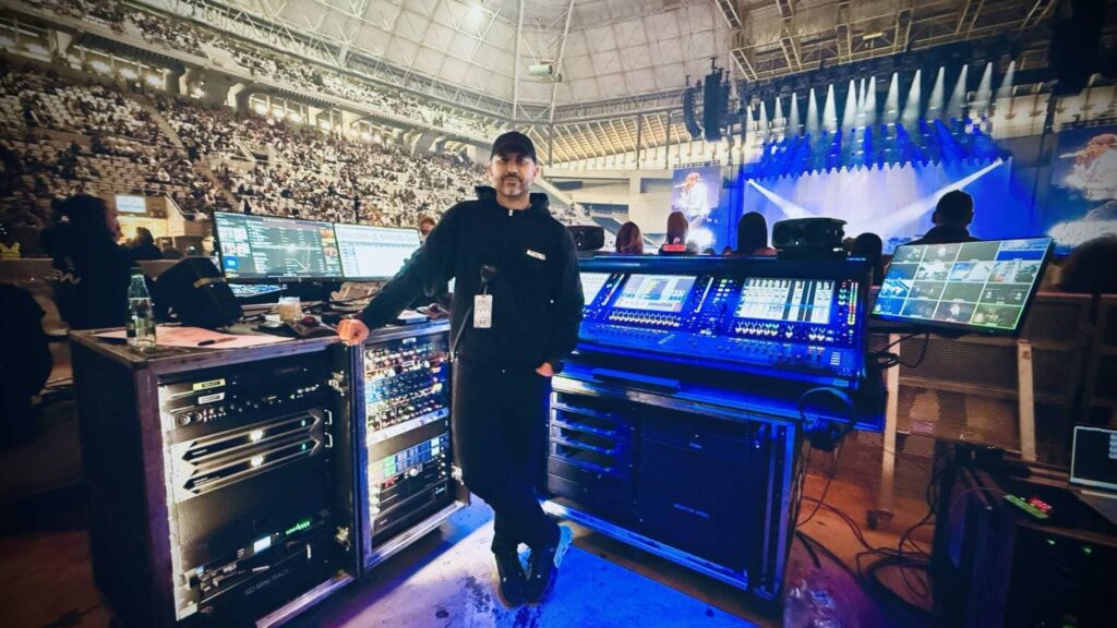 El ingeniero Germán Tarazona en la posición FOH junto a la consola DiGiCo Quantum 338 Pulse y sistemas de monitoreo, durante el concierto de Maluma en un estadio lleno.