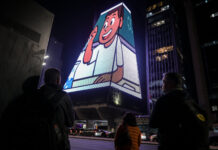Equipo de On Projeções instalando los módulos de iluminación sobre la Avenida Paulista