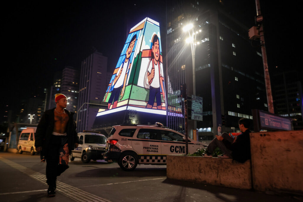 Fachada LED de la Galería Digital SESI renovada por On Projeções