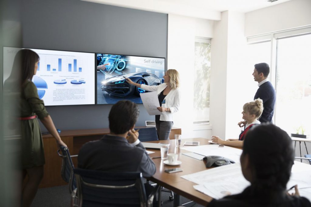 panasonic-eq3-pantallas-4k-las mejores para salas-reuniones-educacion