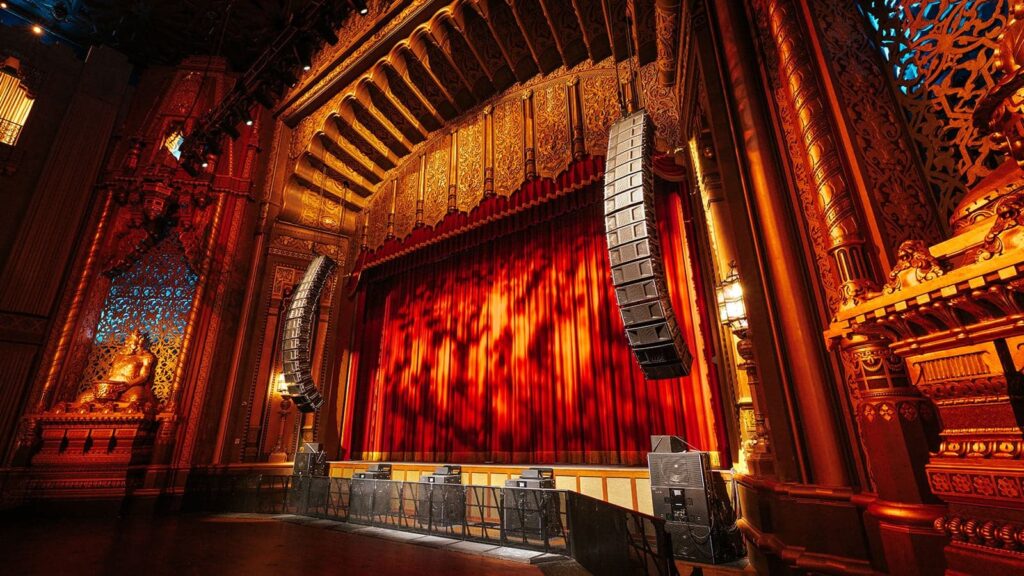 Sistema line array Meyer Sound PANTHER instalado en el escenario del Fox Theater de Oakland