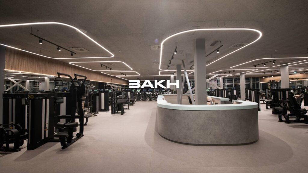Zona de entrenamiento del gimnasio BAKH Vitoria equipada con máquinas de fitness y nueva instalación de sonido profesional de EAW implementada por Zentralmedia.