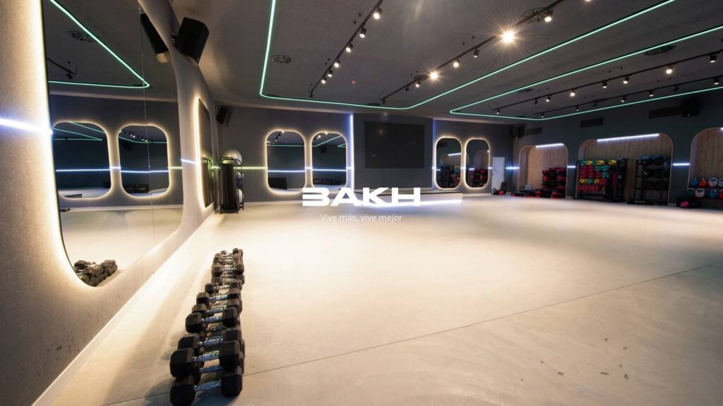 Sala de actividades dirigidas en BAKH Vitoria con iluminación moderna y sistema de audio profesional EAW instalado por Zentralmedia para mejorar la experiencia de usuario.