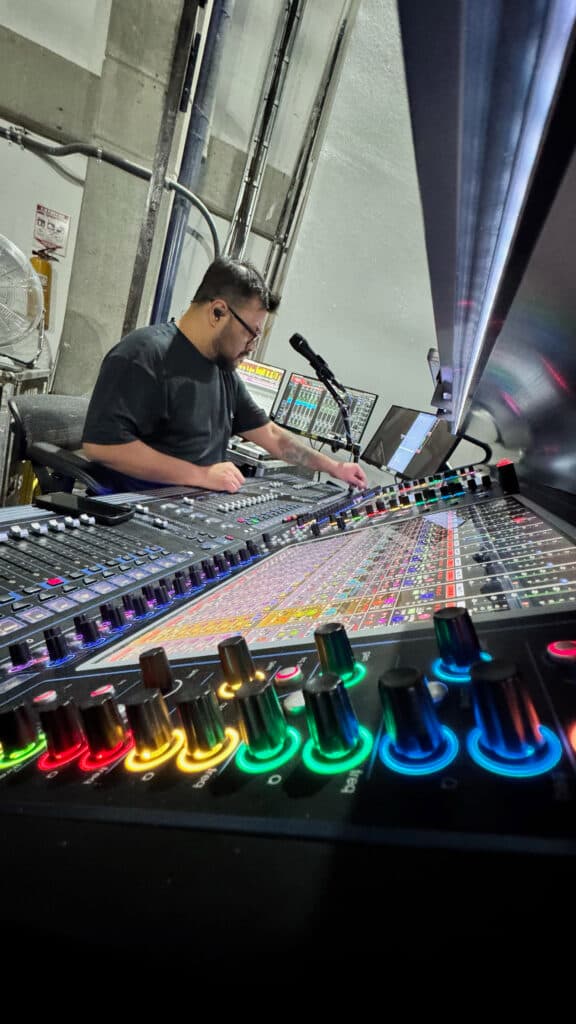 Ingeniero de monitores Rudy Rosales Cuéllar trabajando en la consola DiGiCo Quantum 338 Pulse durante una prueba de sonido en la gira de Maluma.