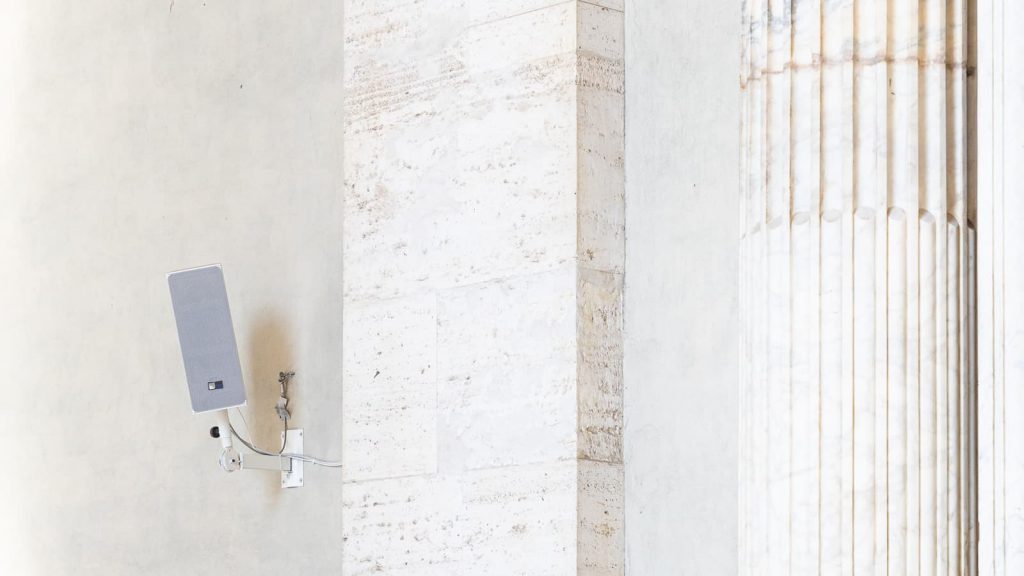 Bill Fontana elige Meyer Sound para la instalación de ecos silenciosos en el Vaticano 4 Detalle del montaje de un altavoz Meyer Sound en una columna del Vaticano para la instalación sonora de Bill Fontana