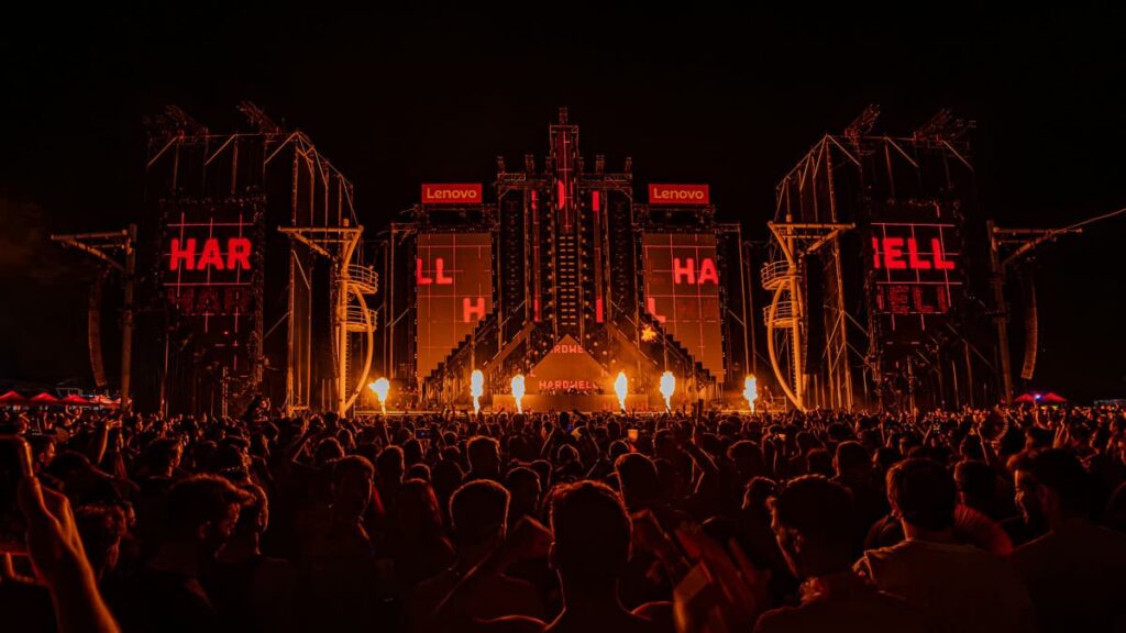 Escenario Lenovo Main Stage iluminado durante A Summer Story 2025, con miles de asistentes disfrutando del sonido profesional de Meyer Sound y DiGiCo.