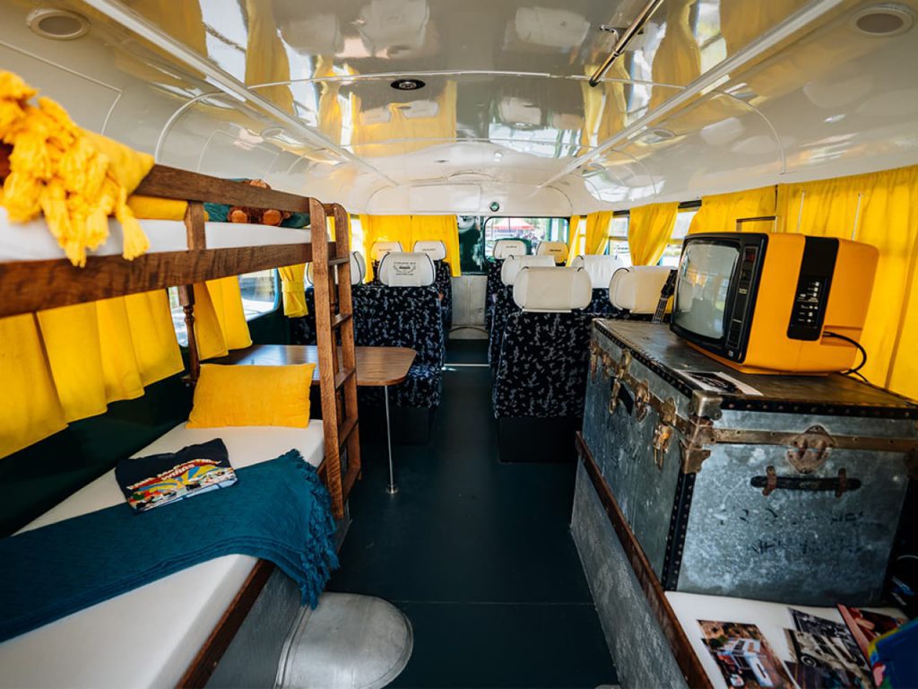 Interior del autobús de la gira Wings, restaurado con detalles originales de 1972, como parte de la exposición por el 50 aniversario de Adam Hall Group.