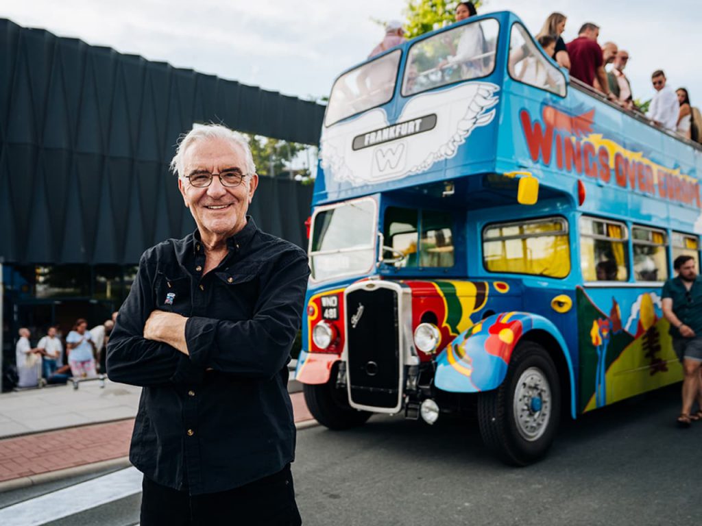 El restaurador Tom Jennings frente al autobús de Paul McCartney y Wings, presentado durante la celebración del 50 aniversario de Adam Hall Group.