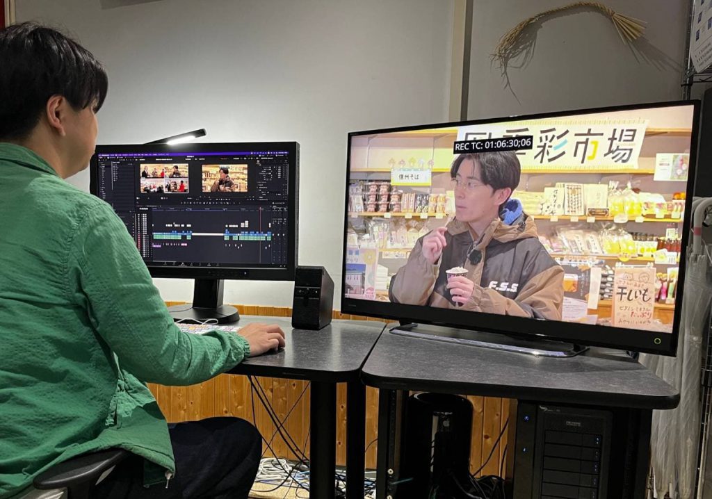 Editor trabajando con DaVinci Resolve Studio y Blackmagic Cloud en la posproducción televisiva remota del programa de Asahi Broadcasting Nagano.