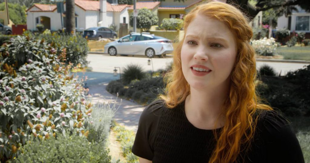 Primer plano de la actriz Maggie Hood durante el rodaje de Pooped, capturado con la cámara Blackmagic URSA Mini Pro 12K OLPF en exteriores de Los Ángeles.