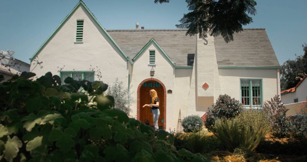 Escena grabada frente a la casa en Los Ángeles donde se rodó Pooped, utilizando un equipo técnico reducido y la cámara Blackmagic URSA Mini Pro 12K OLPF.