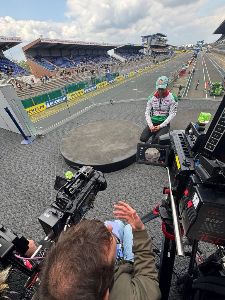 Cámara URSA Cine Immersive capturando la atmósfera del paddock y los boxes durante el Gran Premio de Francia de MotoGP para Apple Vision Pro.