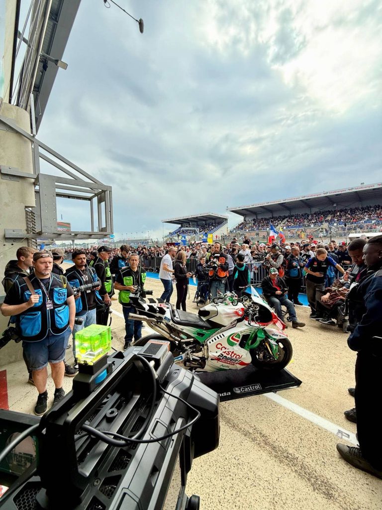 Cámara URSA Cine Immersive capturando la atmósfera del paddock y los boxes durante el Gran Premio de Francia de MotoGP para Apple Vision Pro