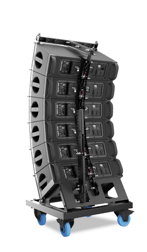 Stack de altavoces NT206L de la serie NT de EAW montados sobre carro de transporte con ruedas azules, listos para instalación en eventos profesionales.