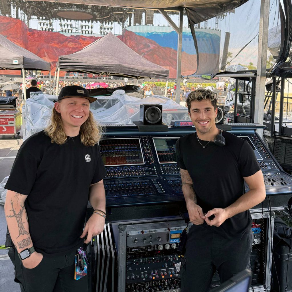Técnicos de sonido en la gira de Benson Boone trabajando con la DiGiCo Quantum338. Opiniones de los técnicos de las consolas DiGiCo Quantum en acción.