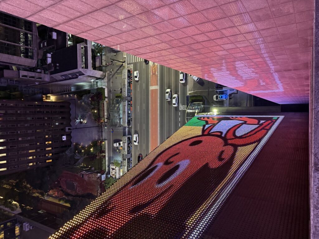 Equipo de On Projeções instalando los módulos de iluminación sobre la Avenida Paulista