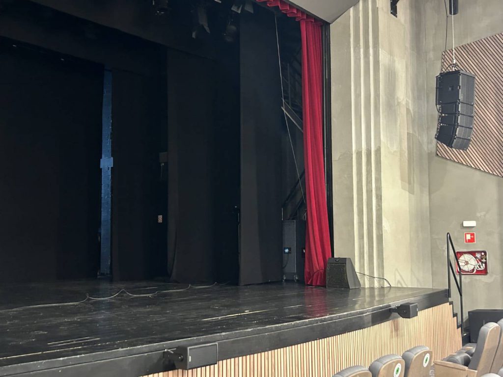 Sistema line array Adamson S7 instalado en el escenario de Torrezabal Kultur Etxea como parte de la renovación de su sistema de sonido profesional.