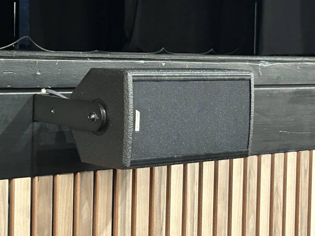 Altavoz Adamson PC5i utilizado como front fill en la instalación de sonido profesional de Torrezabal Kultur Etxea.