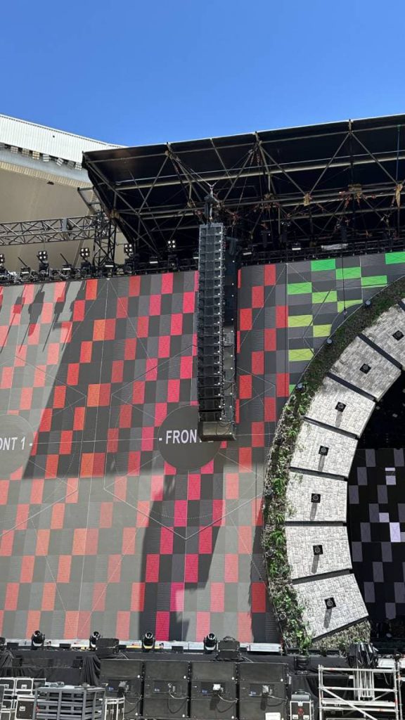 Detalle del line array Meyer Sound colgado sobre pantalla LED durante pruebas de sonido para el Tour Salvaje 2025 de Manuel Carrasco en Sevilla.
