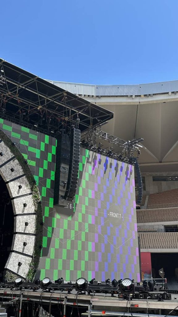 Pantalla de test y arreglo line array Meyer Sound durante la preparación técnica del Tour Salvaje 2025 en Sevilla, con equipos controlados por consolas DiGiCo.