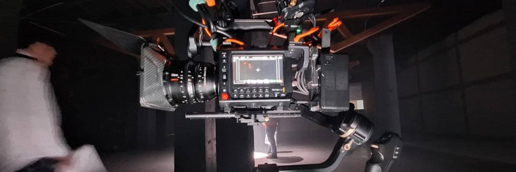 Cámara Blackmagic PYXIS 6K montada en estabilizador durante la grabación del videoclip Mi Amor de Steffie Beltt
