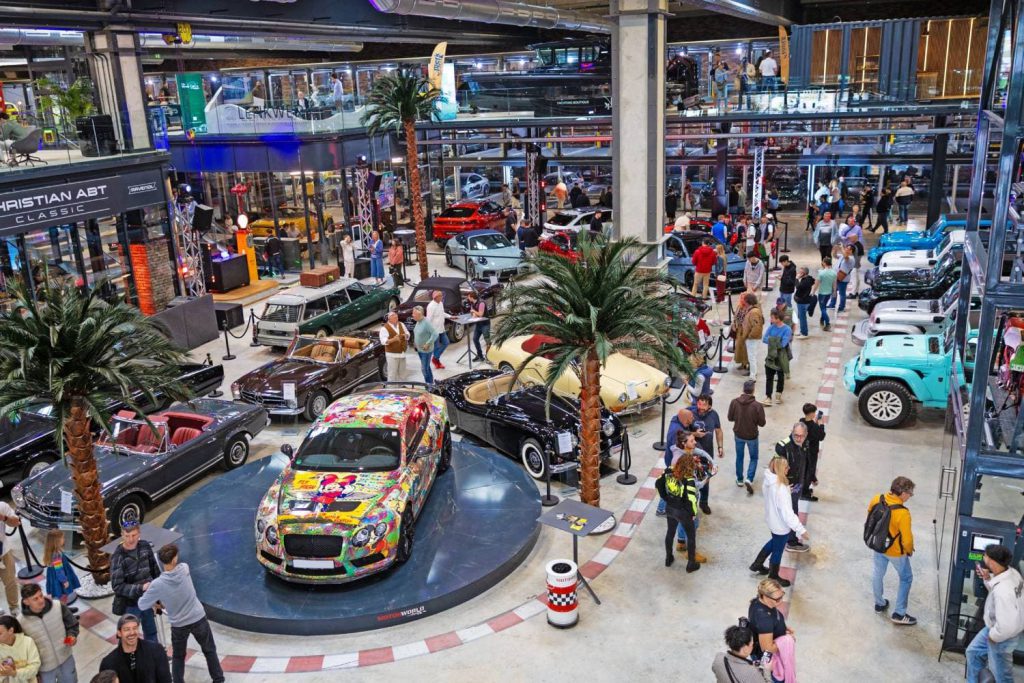 Área de exposición de vehículos clásicos y deportivos en Motorworld Mallorca, donde la instalación de audio de LD Systems asegura un ambiente sonoro envolvente.