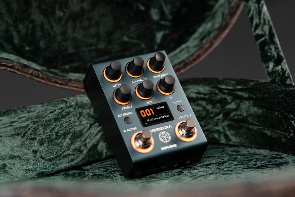 Pedal de reverb Verbera de Hotone en primer plano, mostrando sus potenciómetros, pantalla y diseño compacto ideal para estudio y escenario.