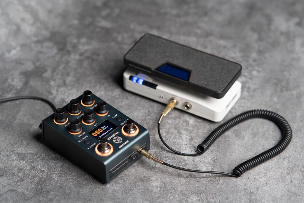 Pedal Verbera de Hotone conectado a pedal de expresión, demostrando su integración MIDI para control dinámico en tiempo real.