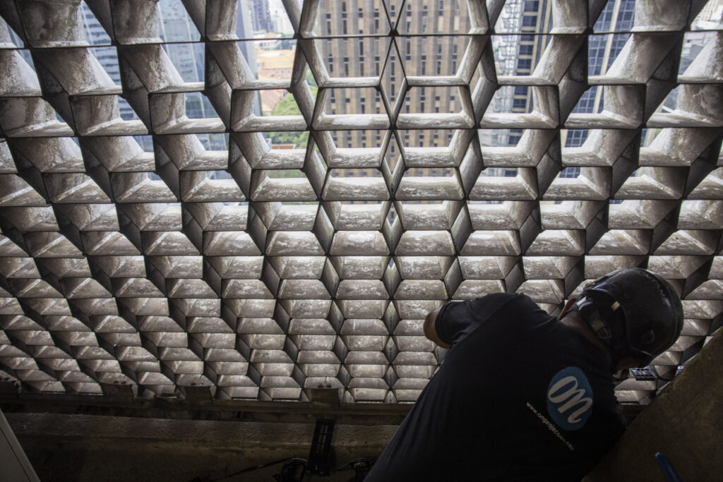 Equipo de On Projeções instalando los módulos de iluminación sobre la Avenida Paulista