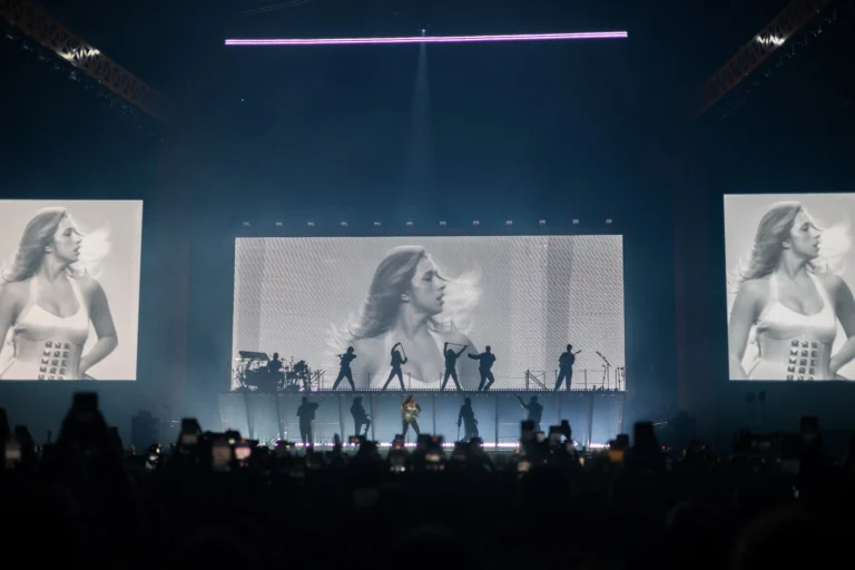 Serie SL de d&b con Tate McRae